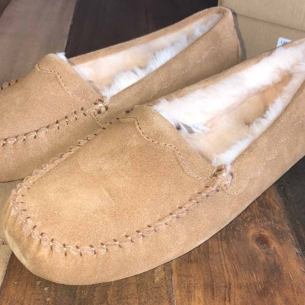 UGG Scalloped Moccasins - Picture 4 of 9